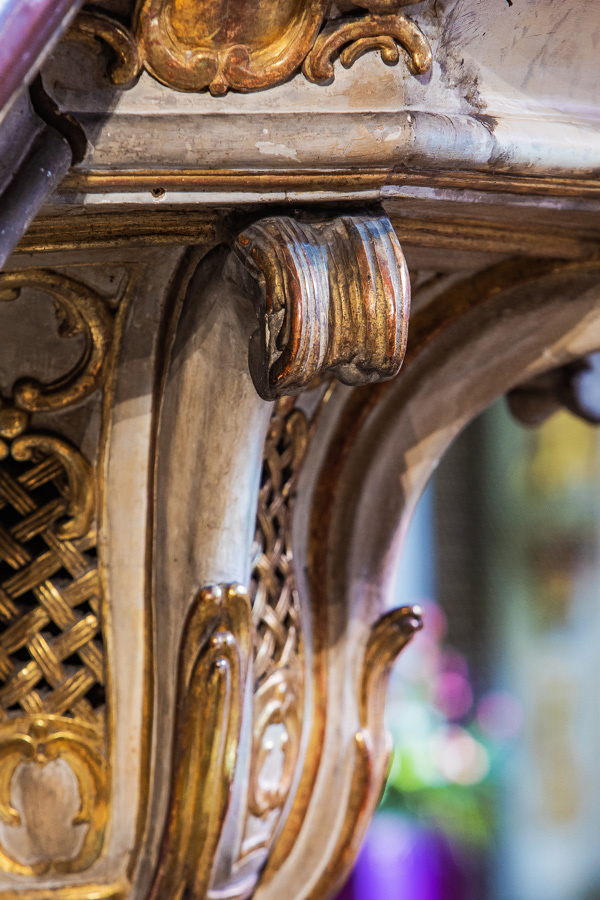 Détail de sculpture baroque à Bagnères-de-Bigorre